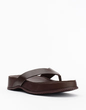 Load image into Gallery viewer, Wallace - choc leather