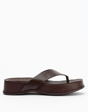 Load image into Gallery viewer, Wallace - choc leather

