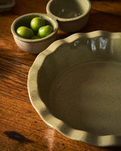 Load image into Gallery viewer, Kitchen Life Pie Dish / Peppercorn
